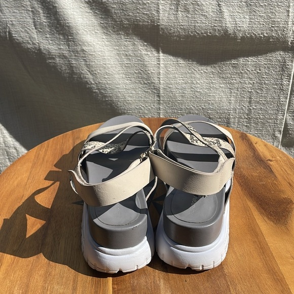 Cole Haan Zerogrand Criss Cross Gladiator Sandals, Roccia/Sandshell/White Size 9 - Picture 5 of 11